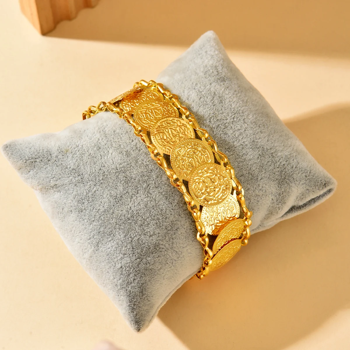 Bracelet vintage en chaîne dorée avec pendentifs