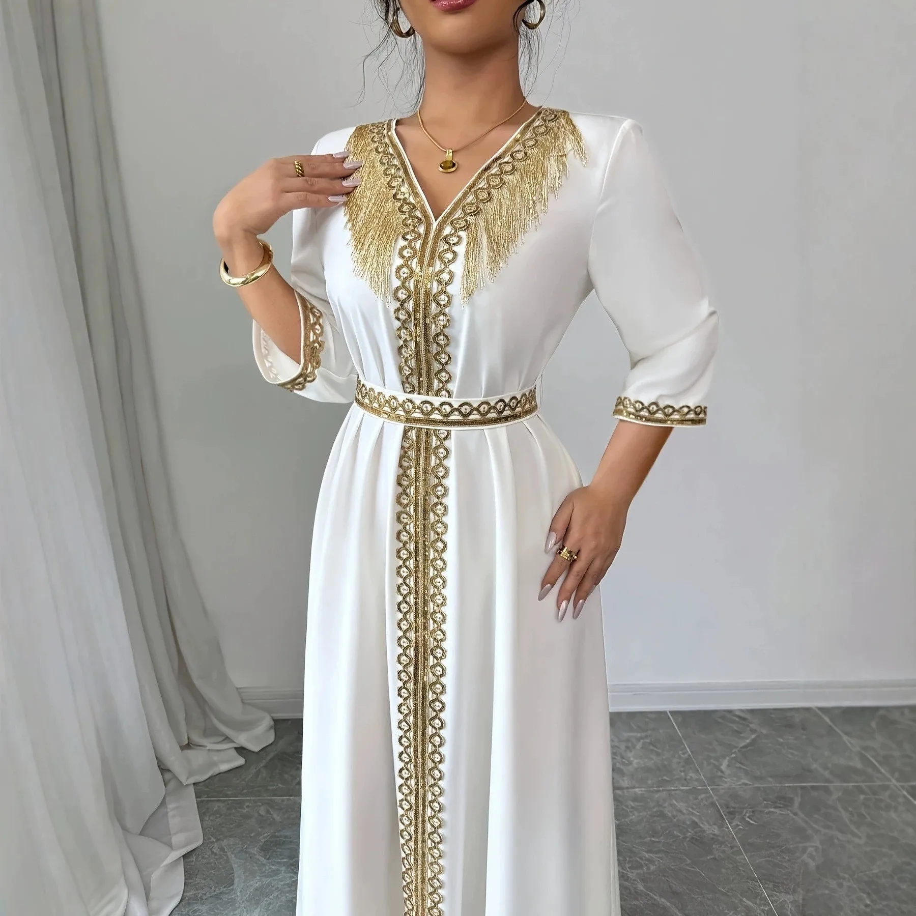 Élégant Kaftan Abaya Marocain pour Femmes, Robe Longue Modeste Dorée à Franges Brodées, Col en V, Ceinturée, pour Soirées et Fêtes Islamiques à Dubaï